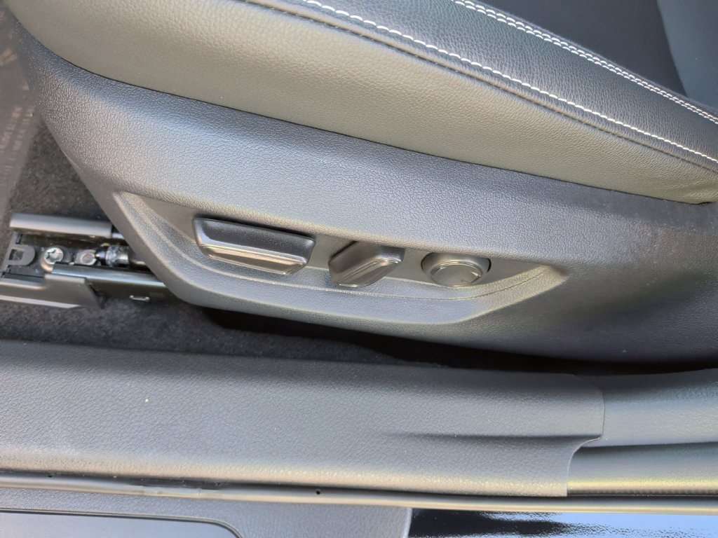 Used 2025 Toyota Camry SE w/ Convenience Package FWD image 19