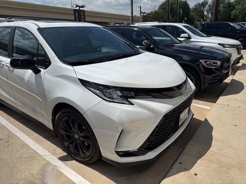 Used 2025 Toyota Sienna XSE FWD image 6