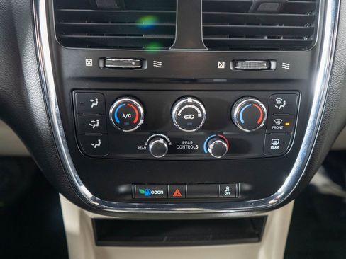 Used 2018 Dodge Grand Caravan SXT image 21