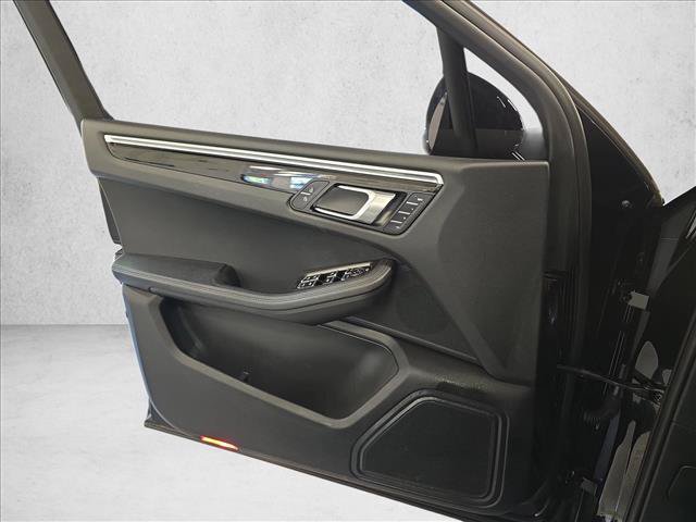 Used 2025 Porsche Macan AWD/4WD image 27
