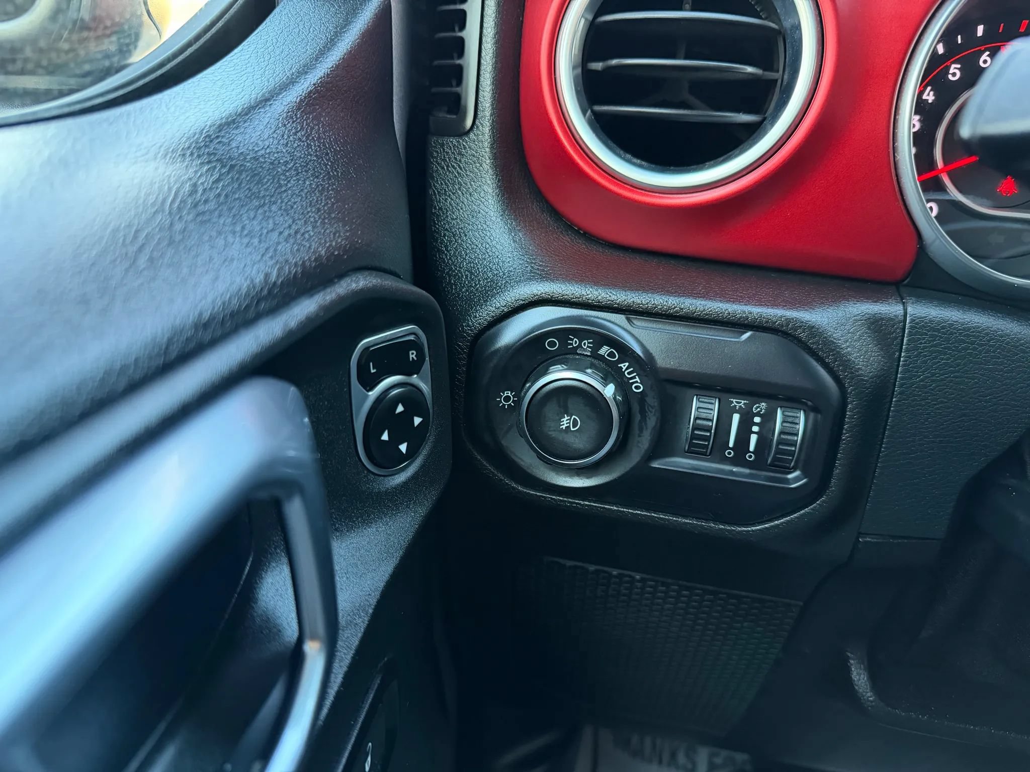 Used 2018 Jeep Wrangler Unlimited Rubicon AWD/4WD image 28