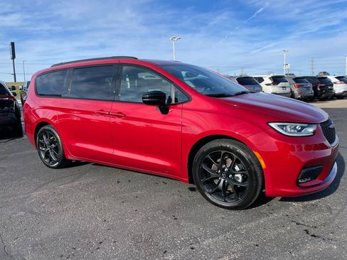Used 2025 Chrysler Pacifica Limited FWD image 2