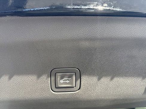 Used 2025 Chevrolet Tahoe Premier AWD/4WD image 18