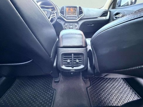 Used 2017 Jeep Cherokee Trailhawk w/ Comfort/Convenience Group AWD/4WD image 29
