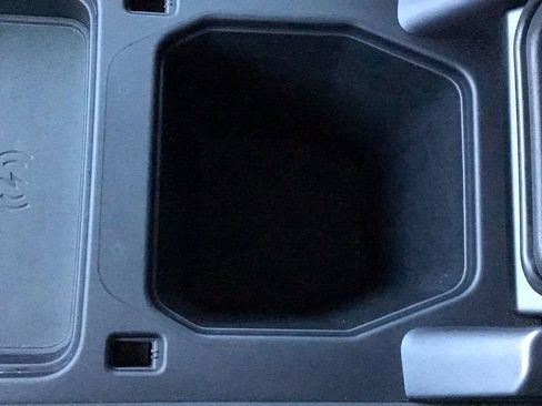 Used 2023 Land Rover Defender 90 SE image 30