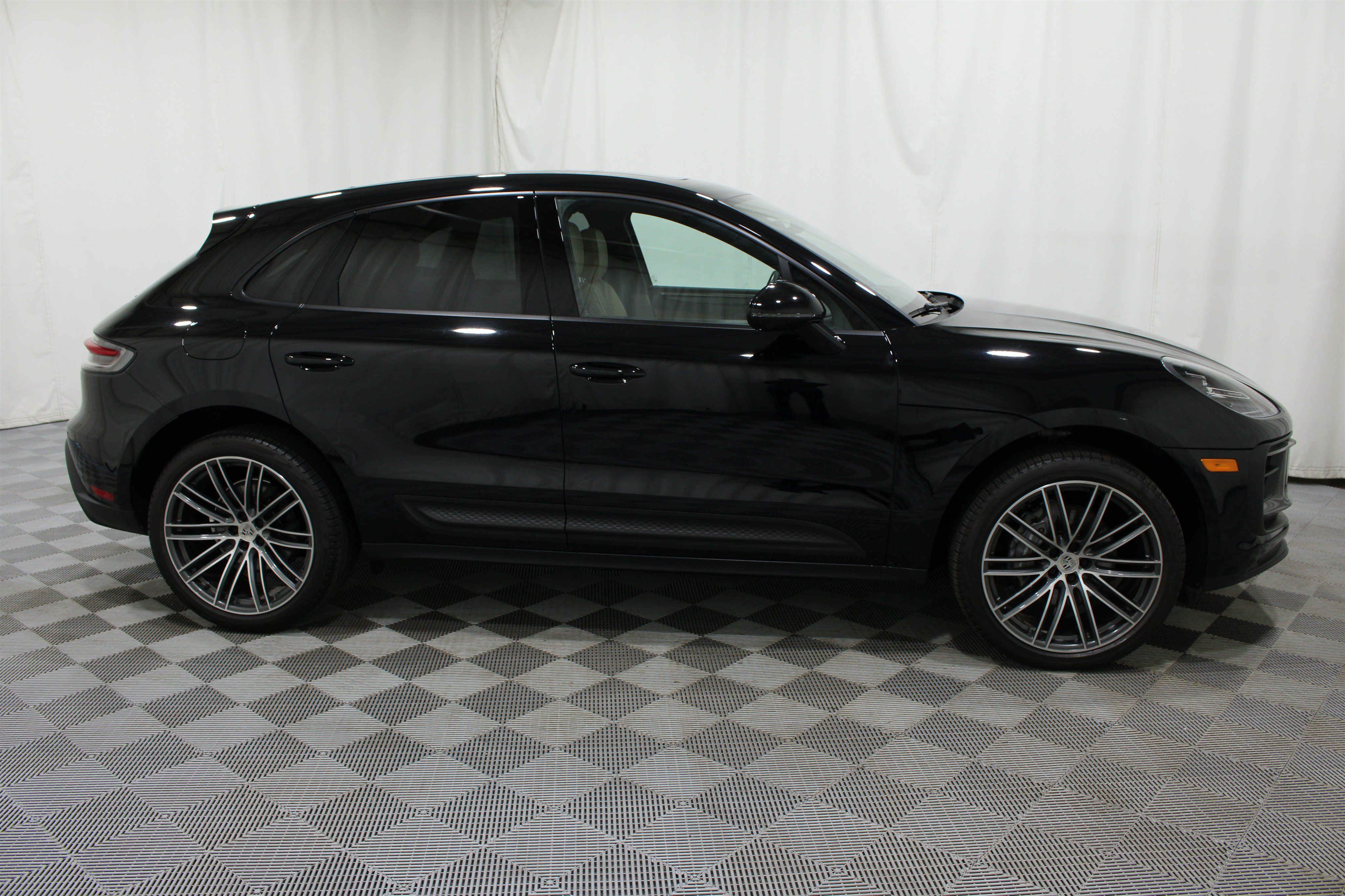 Used 2024 Porsche Macan AWD/4WD image 28