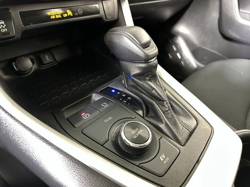 Used 2021 Toyota RAV4 LE image 52