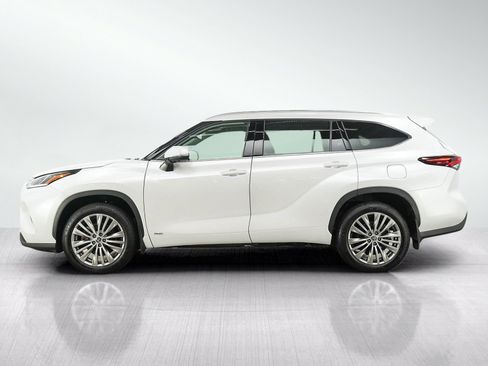 Used 2024 Toyota Highlander Platinum AWD/4WD image 2