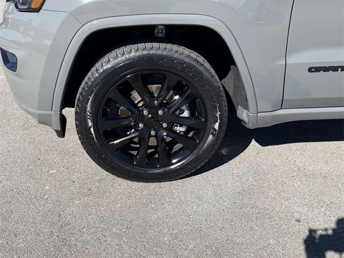 Used 2022 Jeep Grand Cherokee Laredo X image 27