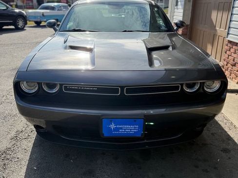 Used 2016 Dodge Challenger SXT image 8