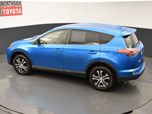 Used 2018 Toyota RAV4 LE w/ Carpet Mat Package AWD/4WD image 19
