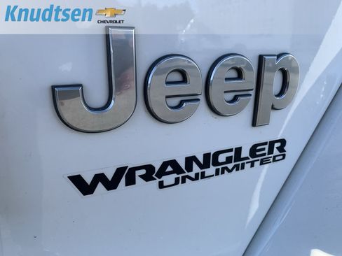 Used 2018 Jeep Wrangler Unlimited Sahara w/ Cold Weather Group AWD/4WD image 10