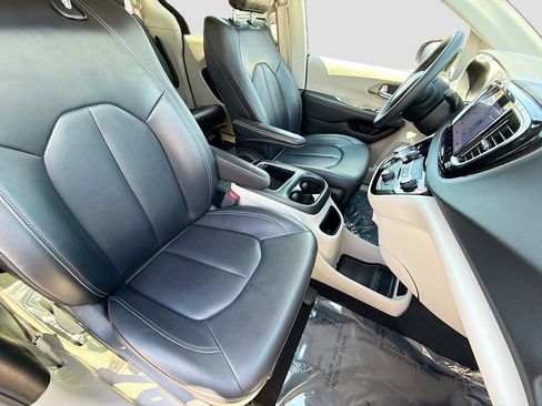 Used 2024 Chrysler Pacifica Touring-L FWD image 15