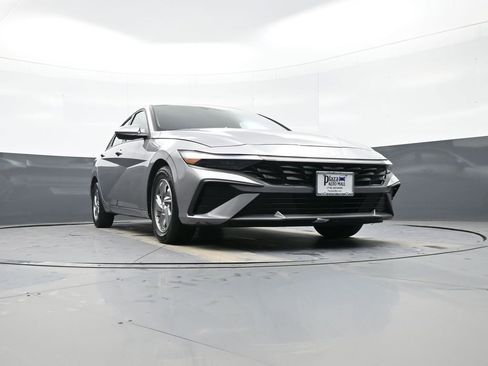 Certified 2025 Hyundai Elantra SE image 27