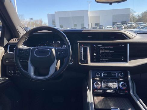 Used 2022 GMC Yukon XL Denali w/ Denali Premium Package image 12