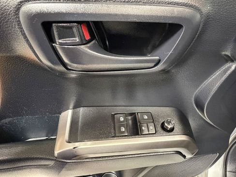 Used 2018 Toyota Tacoma SR5 AWD/4WD image 12