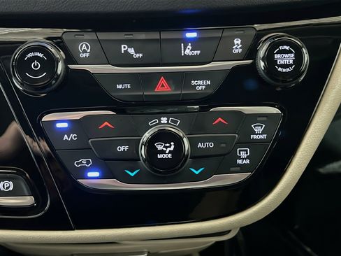Used 2022 Chrysler Pacifica Touring-L FWD image 11