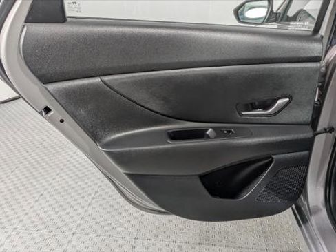 Used 2022 Hyundai Elantra SE image 16