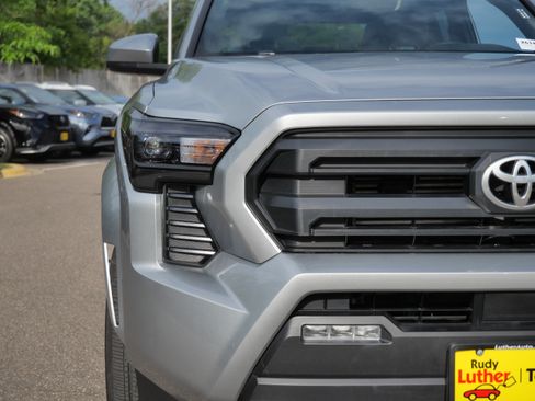 Certified 2024 Toyota Tacoma SR5 AWD/4WD image 17