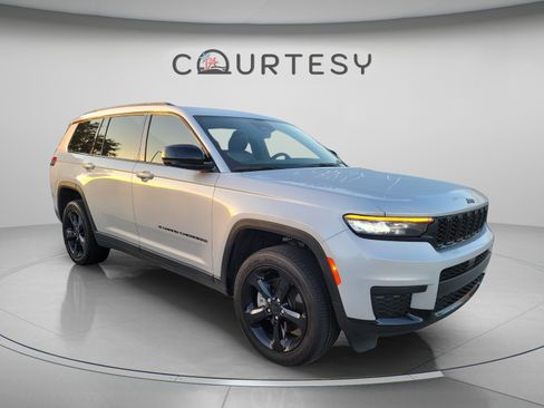 Used 2025 Jeep Grand Cherokee L Laredo AWD/4WD image 4