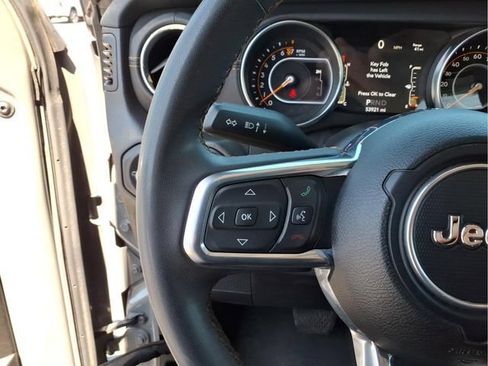 Used 2023 Jeep Gladiator Overland AWD/4WD image 21