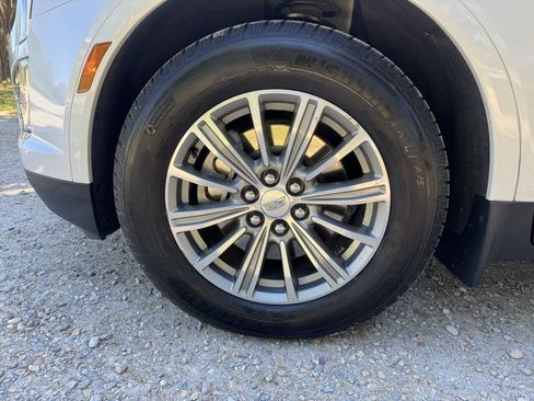 Used 2017 Cadillac XT5 Luxury w/ Driver Awareness Package FWD image 11