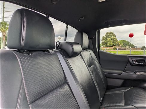 Used 2022 Toyota Tacoma TRD Sport w/ TRD Premium Sport Package AWD/4WD image 32