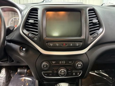 Used 2017 Jeep Cherokee Overland w/ Technology Group AWD/4WD image 13