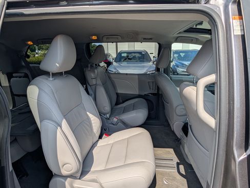 Used 2015 Toyota Sienna XLE w/ XLE Navigation Package FWD image 12