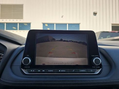 Used 2024 Nissan Rogue SV FWD image 9
