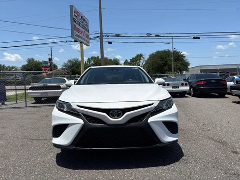 Used 2019 Toyota Camry SE FWD image 3