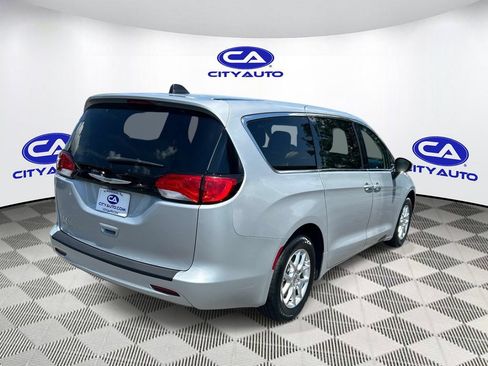 Used 2023 Chrysler Voyager LX FWD image 4