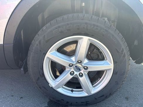 Used 2017 Ford Explorer XLT w/ Equipment Group 202A AWD/4WD image 5