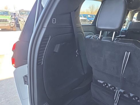Used 2025 Chrysler Pacifica Select image 90