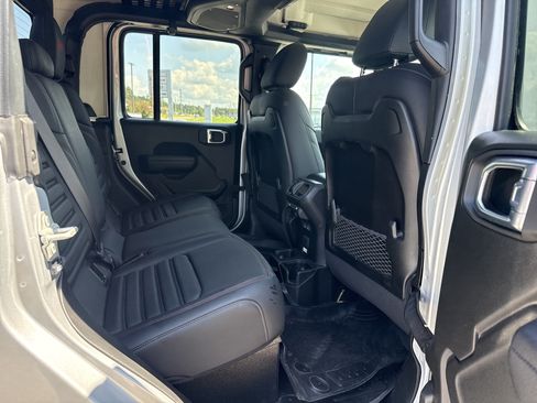 Used 2024 Jeep Gladiator Rubicon w/ Technology Group AWD/4WD image 15