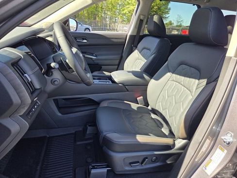 New 2026 Nissan Pathfinder Platinum FWD image 9