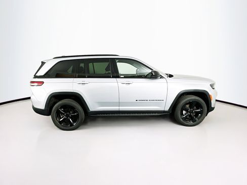 Used 2023 Jeep Grand Cherokee Altitude AWD/4WD image 10