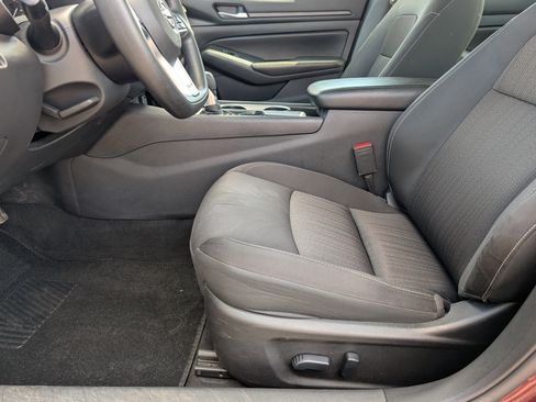 Used 2024 Nissan Altima 2.5 SV FWD image 14