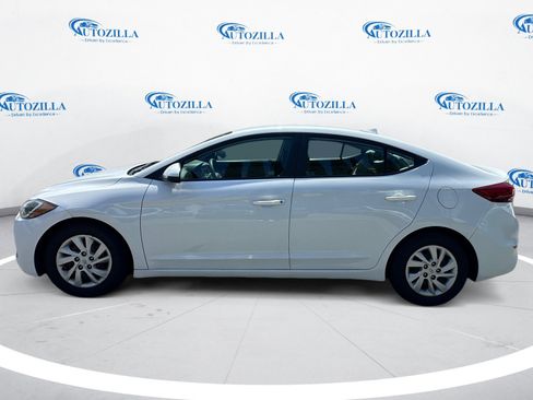 Used 2017 Hyundai Elantra SE image 2