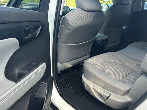 Used 2022 Toyota Highlander LE FWD image 14