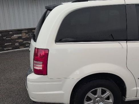 Used 2009 Chrysler Town & Country Touring image 11