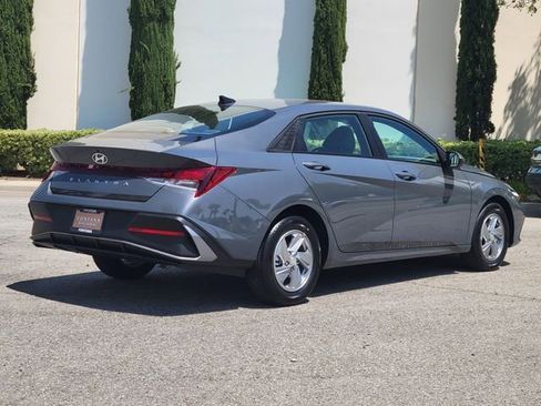 New 2026 Hyundai Elantra SE FWD image 4