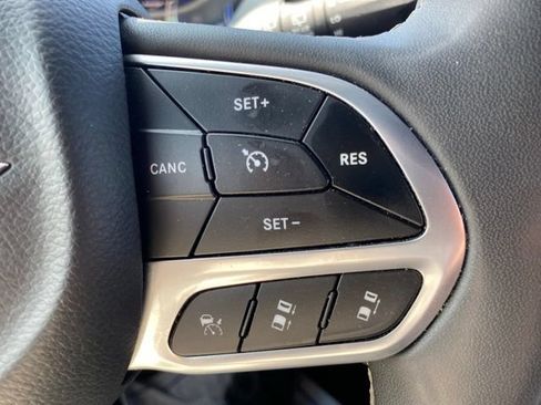 Used 2025 Chrysler Pacifica Select FWD image 21