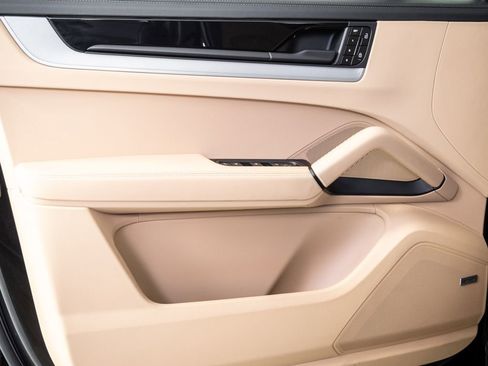 Certified 2024 Porsche Cayenne Coupe image 6