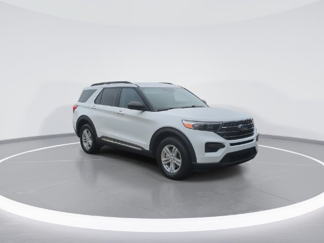 Used 2023 Ford Explorer XLT AWD/4WD image 2