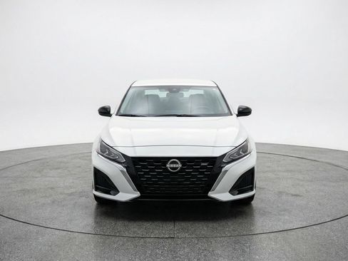 Used 2025 Nissan Altima 2.5 SV FWD image 2