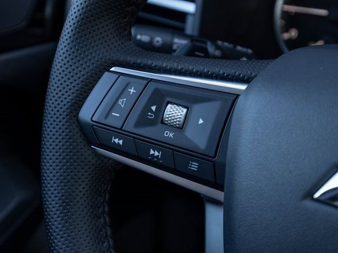 Used 2025 Mitsubishi Outlander SE image 31