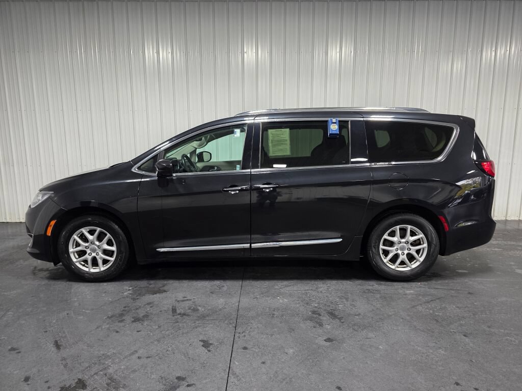 Used 2020 Chrysler Pacifica Touring-L FWD image 4