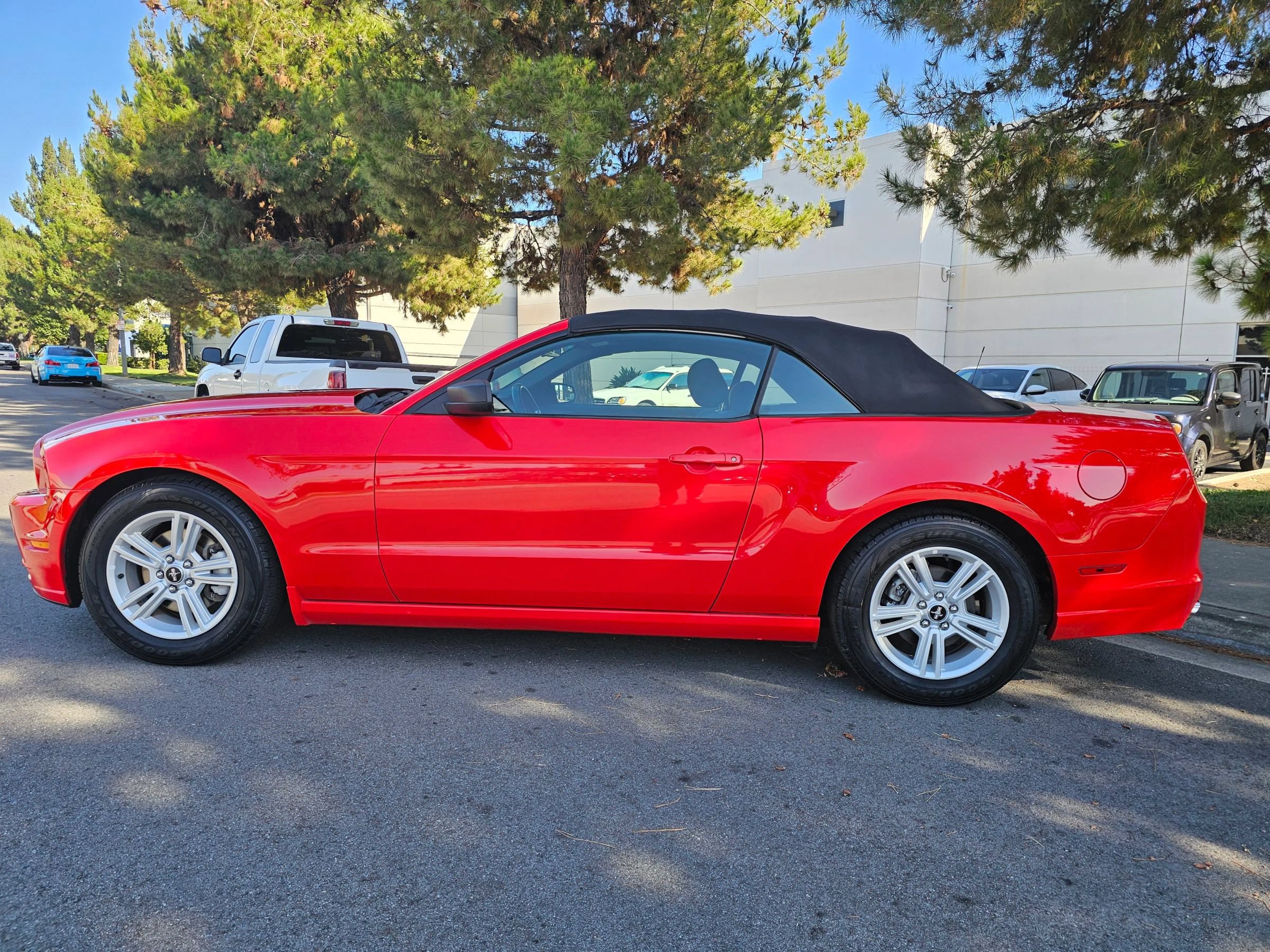 Used 2013 Ford Mustang Convertible RWD image 8