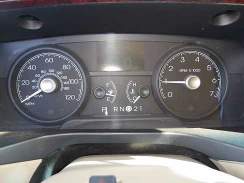 Used 2011 Lincoln Town Car Signature Limited image 12